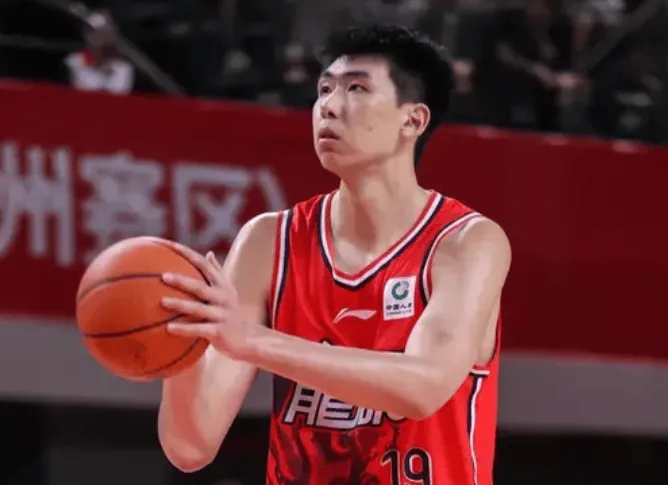 云开体育官网-稳定发挥！徐昕出战24分钟，投篮6中5得到12分6篮板1助攻